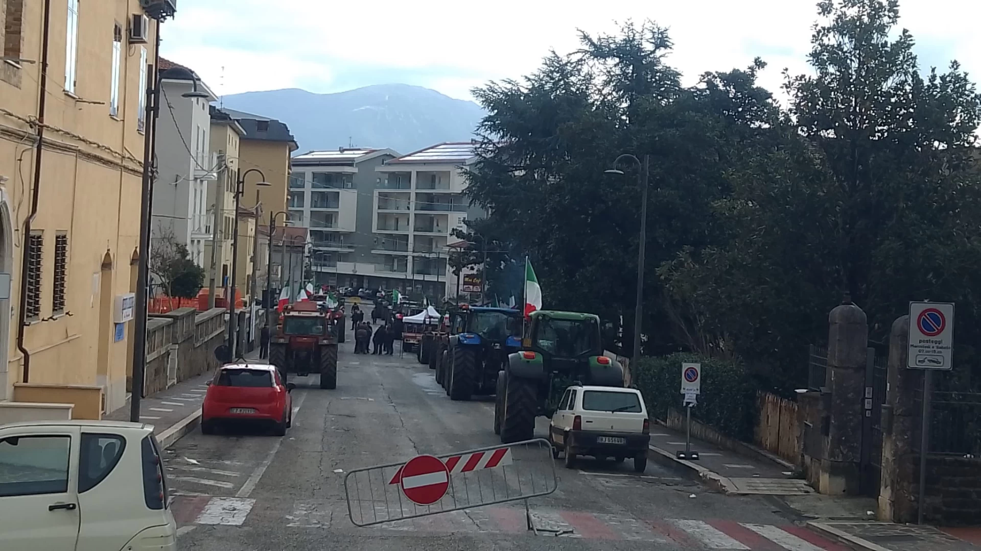 Venafro: continua la protesta degli agricoltori. Occupata via Molise con i trattori.